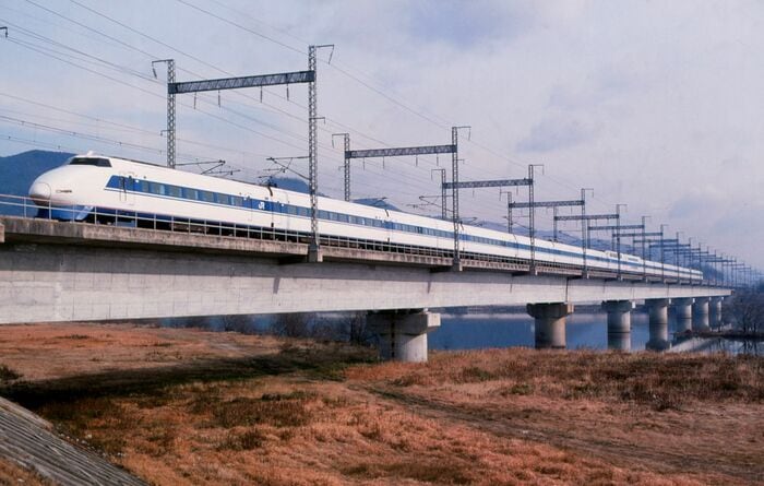 2階建て車を連結した新幹線100系