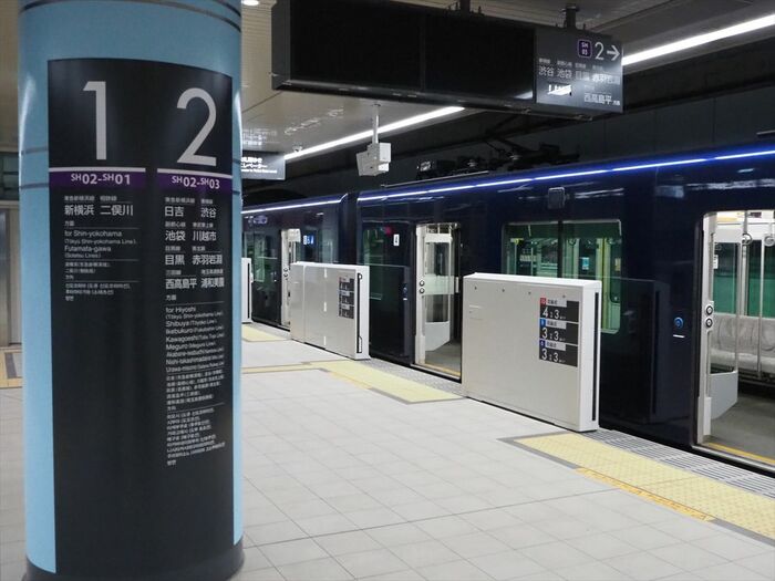 新綱島駅のホームに停車する相鉄の試運転電車