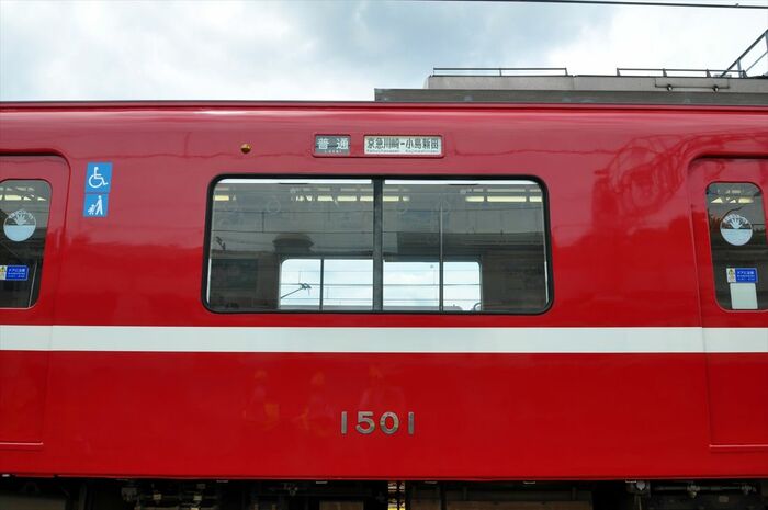 側面の窓枠は黒い。この車両はかつて