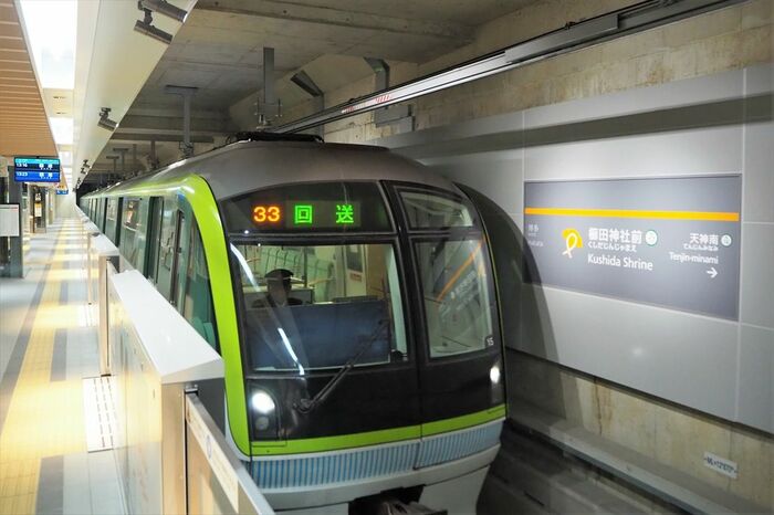 櫛田神社前駅に到着した試運転列車