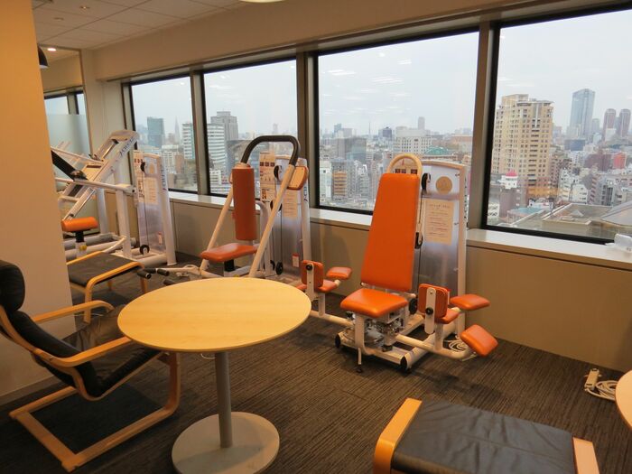 業務スペースと並ぶトレーニング機器