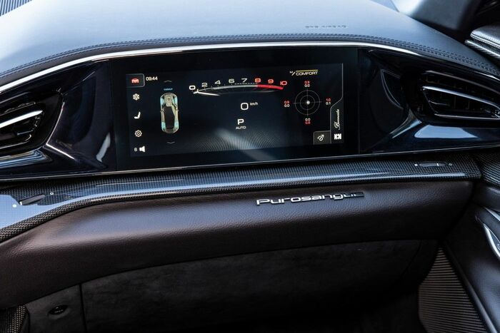 助手席がわにも10.2インチの液晶モニターがそなわり、
