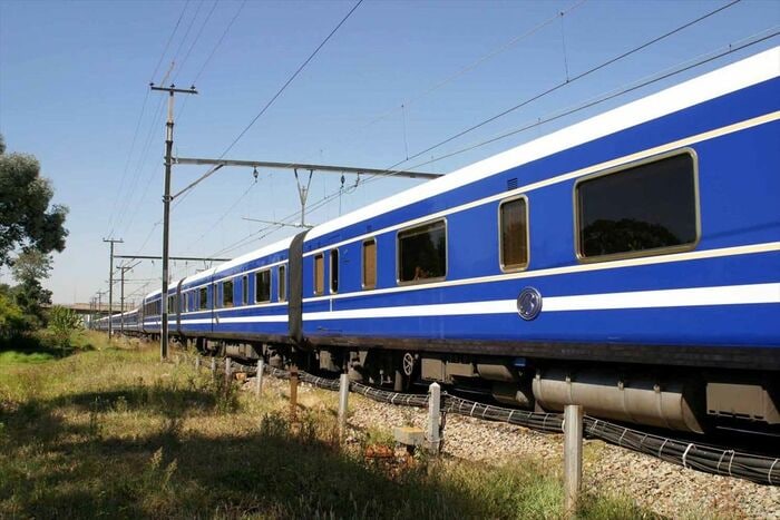 青い車体が鮮やかな南アの「ザ・ブルートレイン」