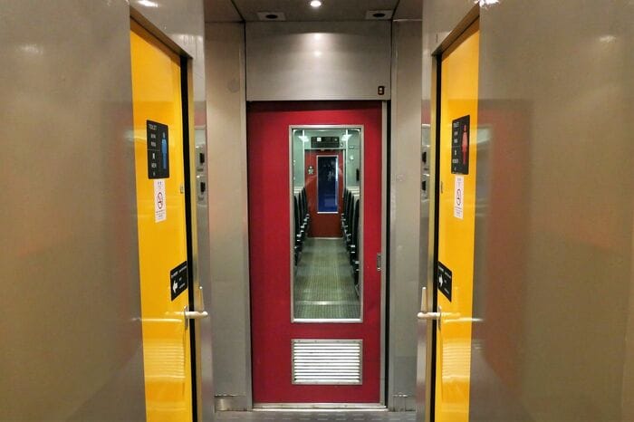トイレのドアは黄色