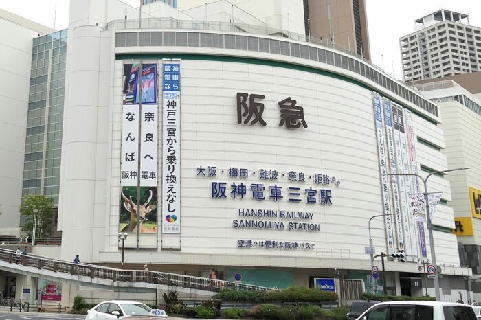 壁面の駅名表記は「阪神電車三宮駅」