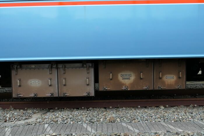 床下の保安装置。D-ATS-P（左）とATC