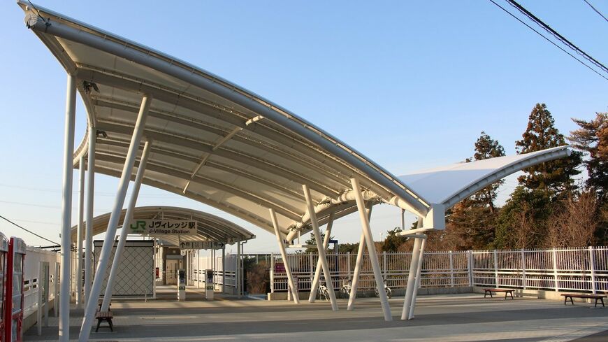2020年3月14日に常設駅となったJR常磐線のJヴィレッジ駅。駅前にシェアサイクルが置かれている（筆者撮影）