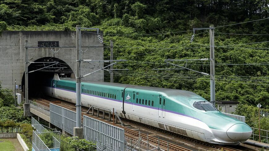 青函トンネルを抜け青森県に入ったJR北海道のH5系。共用区間では新幹線列車も最高時速140km運転となっている（写真：久保田 敦）