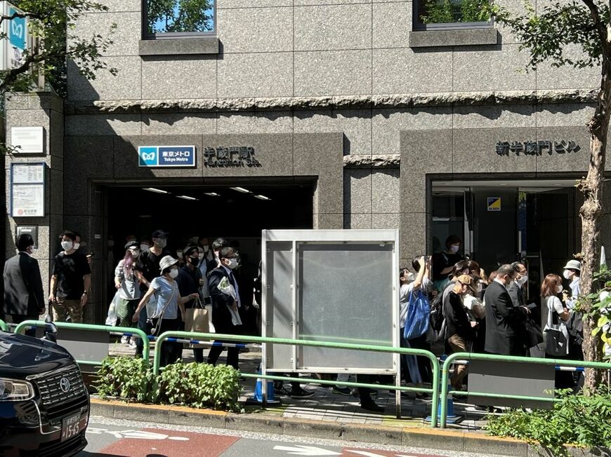 人であふれかえる東京メトロ・半蔵門駅の出口（東洋経済オンライン編集部撮影）