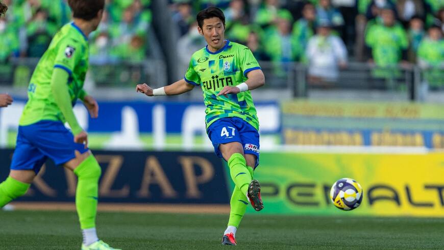 最後列でチームを守るキム・ミンテ（©SHONAN BELLMARE）