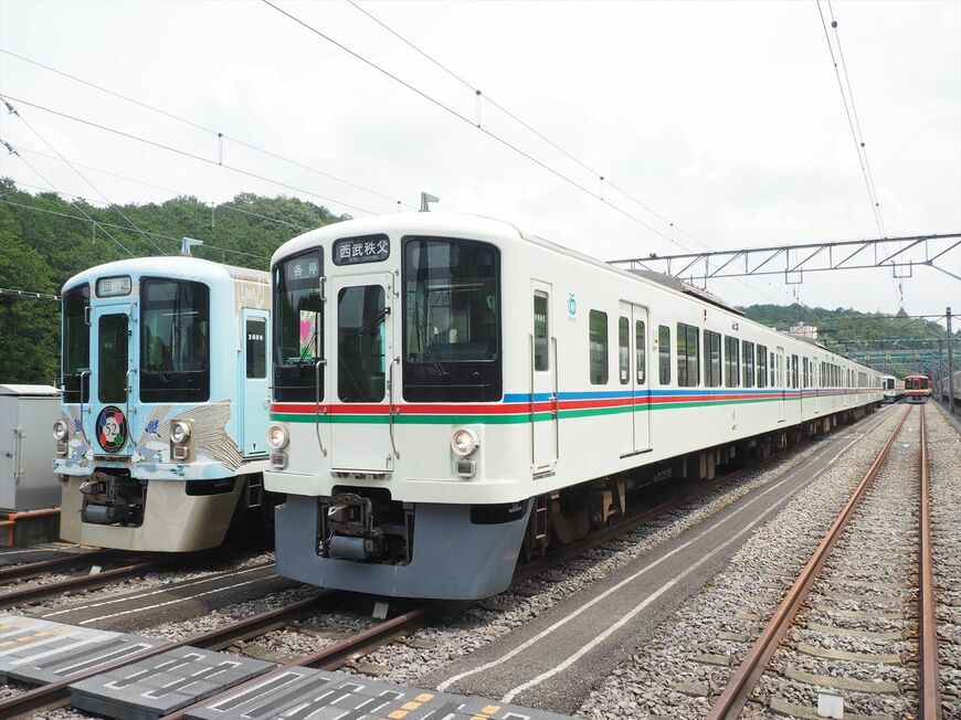 西武鉄道の4000系。左は4000系を改造した観光列車「西武 旅するレストラン 52席の至福」（記者撮影）