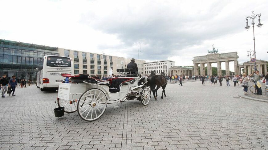 鋪装道路の原点である石畳。ヨーロッパでは馬車などの通行を容易にするため、日本よりも先に整備された。ベルリン・ブランデンブルク門前にて