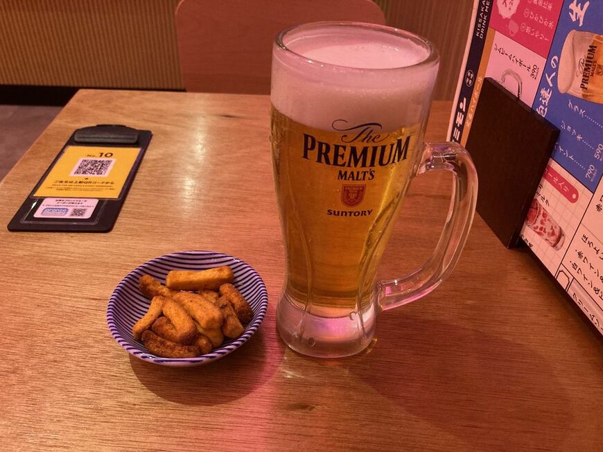 お通しはラスク風のスナック（筆者撮影）