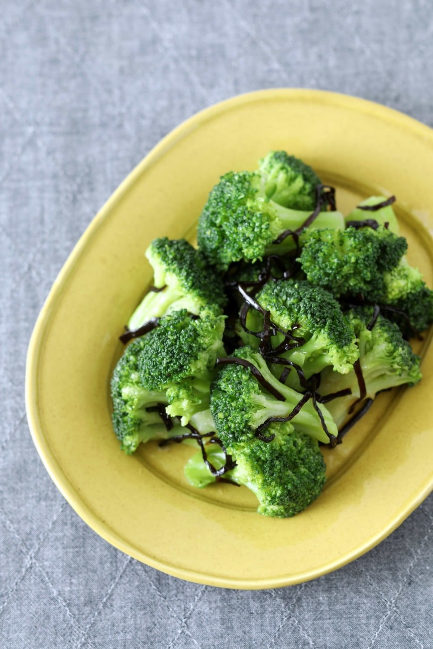 冷凍ブロッコリーをレンチンし塩昆布とごま油で和えた一品（写真：『いますぐ食べたい！冷凍食品の本』より）