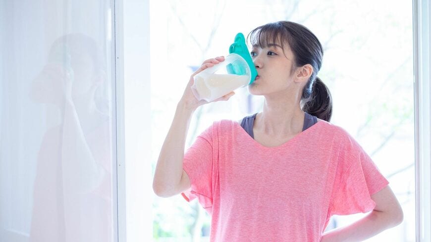 トレーニングの効果を最大限に引き出すためにも、最適なプロテインを選びたい（写真：ほんかお／PIXTA）