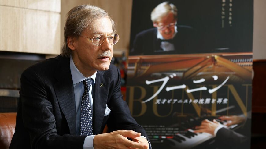 スタニスラフ・ブーニン（Stanislav Bunin）／1966年モスクワ生まれ。ピアニスト。リヒテルやギレリスら巨匠を育てた名教育者G.ネイガウスを祖父とするピアニスト一家で育つ。1983年ロン=ティボー国際コンクールに17歳で優勝。1985年第11回ショパン国際ピアノコンクールに19歳で優勝。世界各国で演奏活動を行う。阪神淡路大震災、東日本大震災など被災した地域でチャリティーコンサートを通じた支援活動にも取り組む。。2013年から闘病のため演奏活動を一旦停止。2022年6月八ヶ岳高原音楽堂でのリサイタルで復帰。現在に至る（撮影：今井康一）