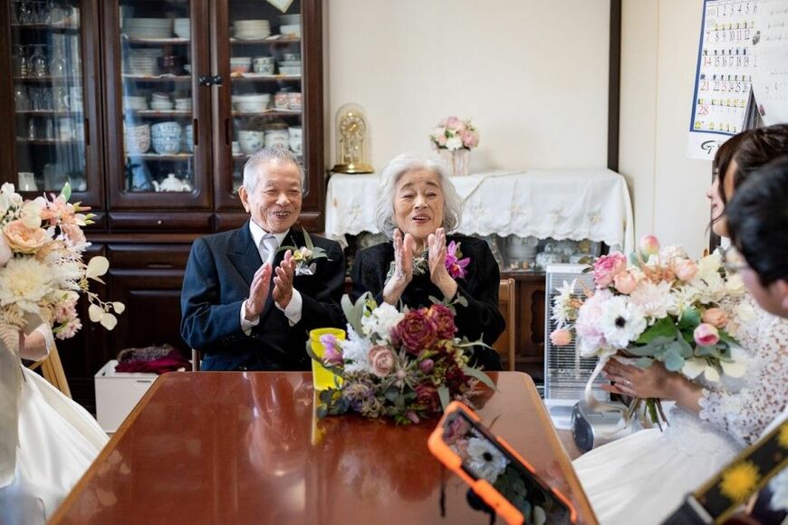 祖父母の家の食卓を囲んで行う結婚式。より思い出深いものに（写真：かなえるナース提供）