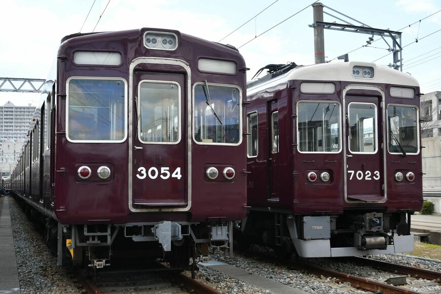 よく見ると屋根の深さや表示幕の位置などが微妙に違う（筆者撮影）