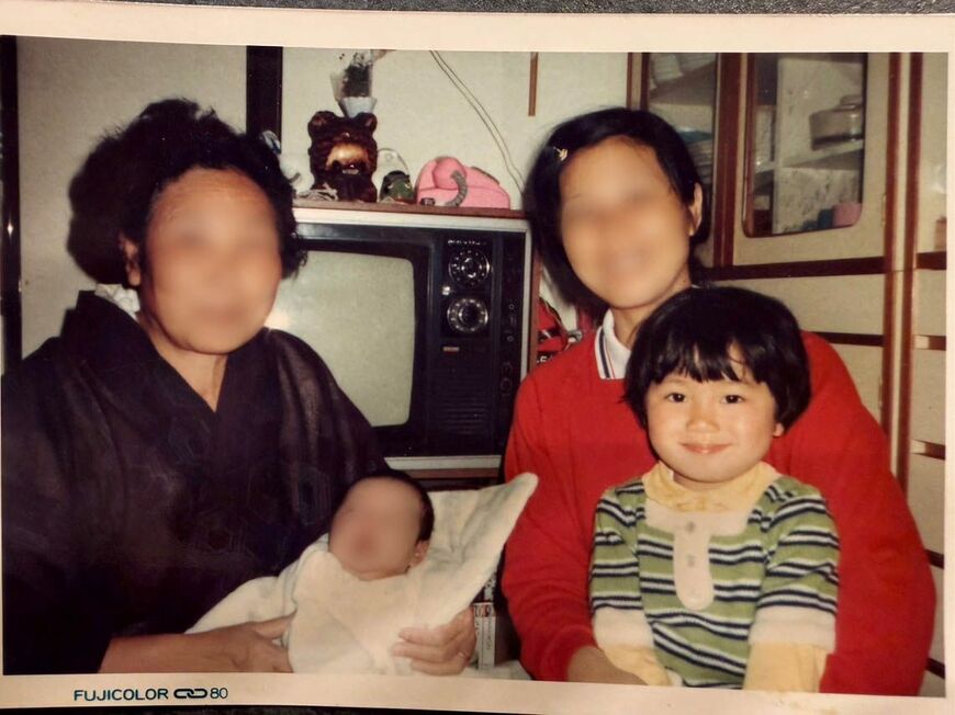 左から祖母、妹、母、まりさん（写真：まりさん提供）
