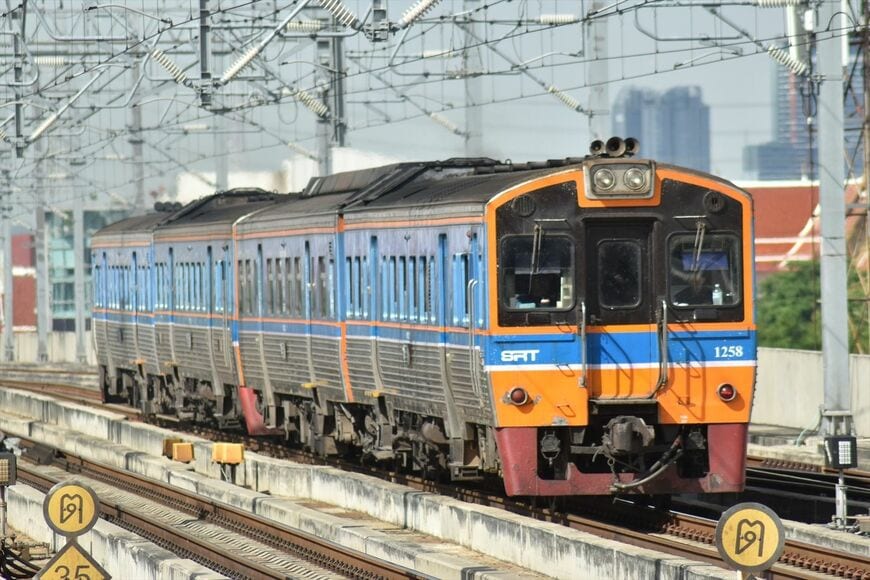 従来の通勤列車。1980年代に日本から導入されたTHN・NFK型と呼ばれる気動車。キハ40系よりも新しいが普通列車に充当される車両は非冷房で、老朽化も進んでいる（筆者撮影）