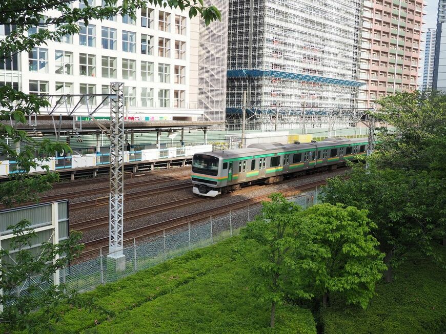 駅付近の線路西側には緑地や公園が広がる（記者撮影）