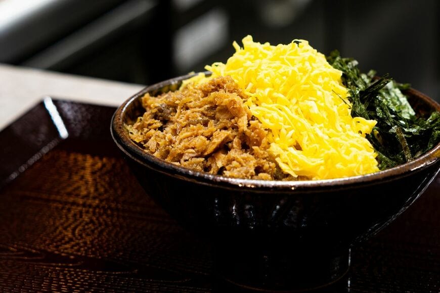 駅弁では970円の「かしわめし」。ロードサイドモデル1号店では手軽に食べられるようにお手軽サイズで290円で提供しているという（写真：筆者撮影）