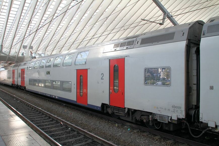 ホーム高さに合わせて2種類のドアを持つM6型客車（撮影：橋爪智之）