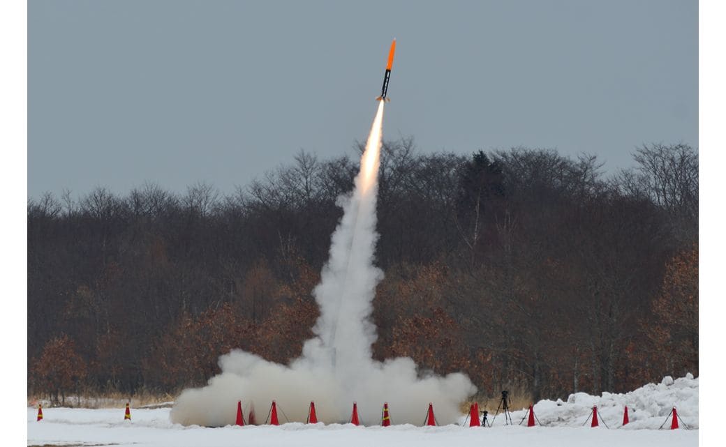 打ち上げられる小型ロケット
