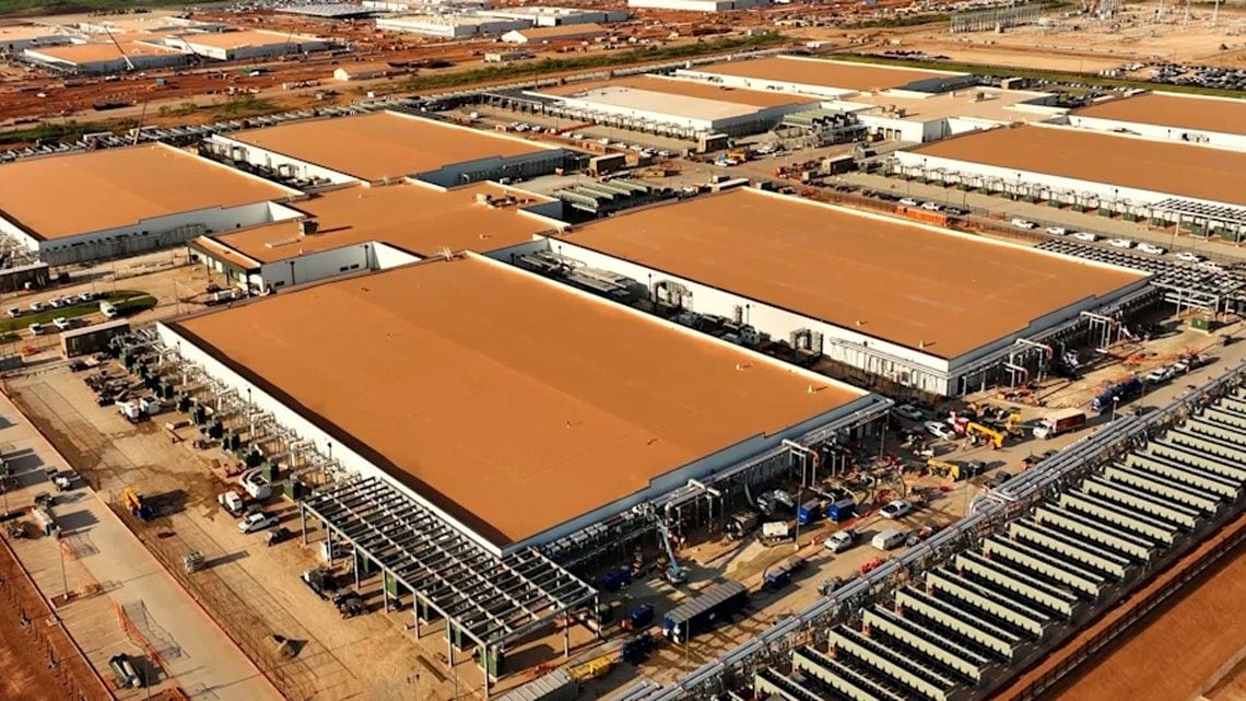 建設中の大規模データセンター