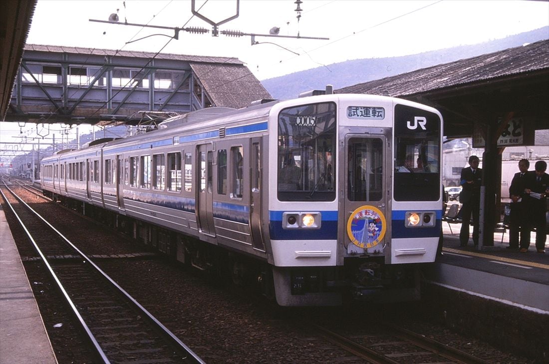 213系電車による瀬戸大橋開通前の試運転列車（撮影：南正時）