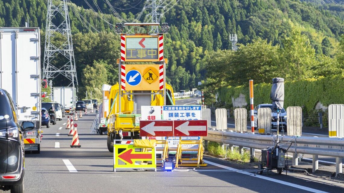 工事により車線規制をする高速道路（写真：yukiotoko / PIXTA）