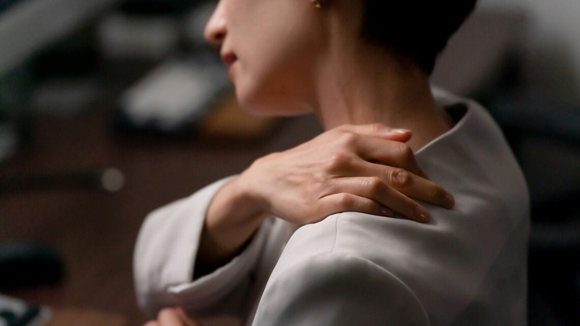 しつこい首のコリを引き起こす、ふだん人目にはつかない「真犯人」とは（写真：Luce／PIXTA）