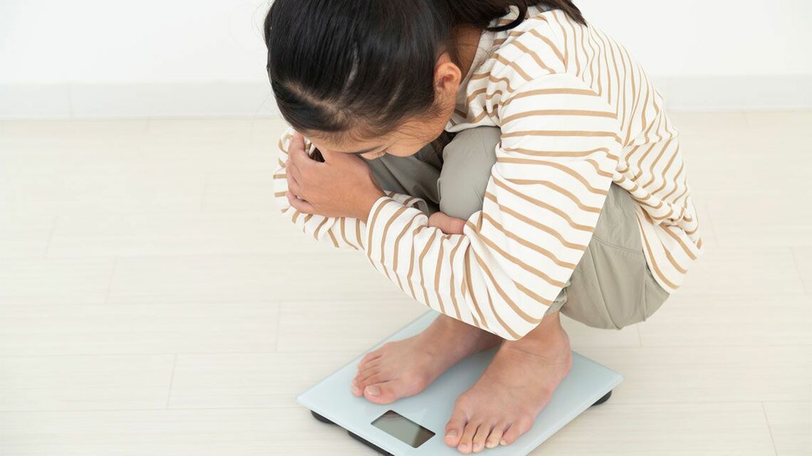 体重を測る女子