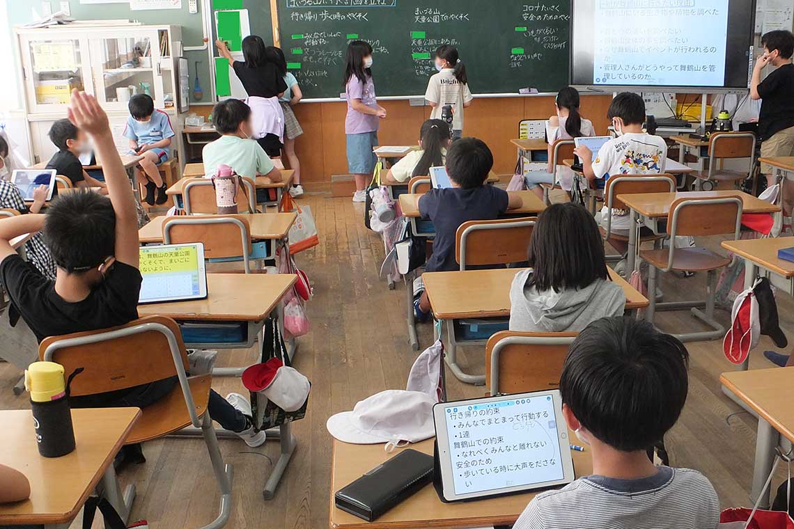 子どもたちが先生に代わってクラスメートに授業をする「自学・自習」