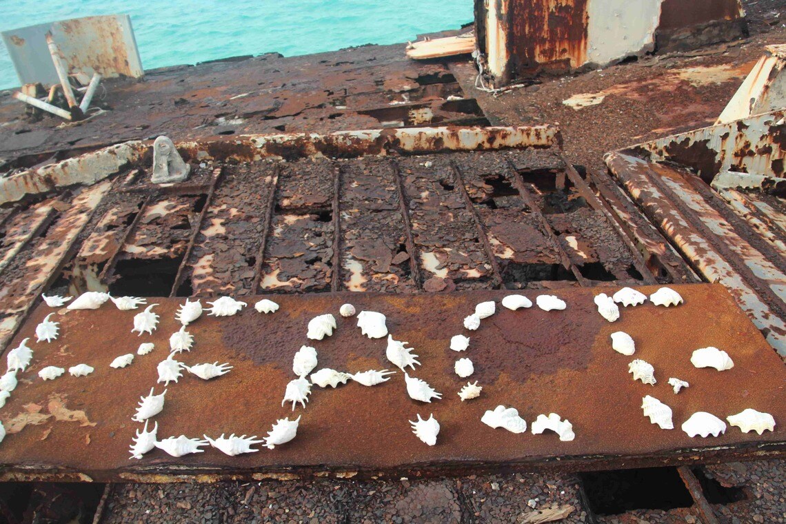 ぼろぼろの甲板に、海兵隊員らが貝殻で書いた「PEACE」（2014年8月、写真・柴田直治）