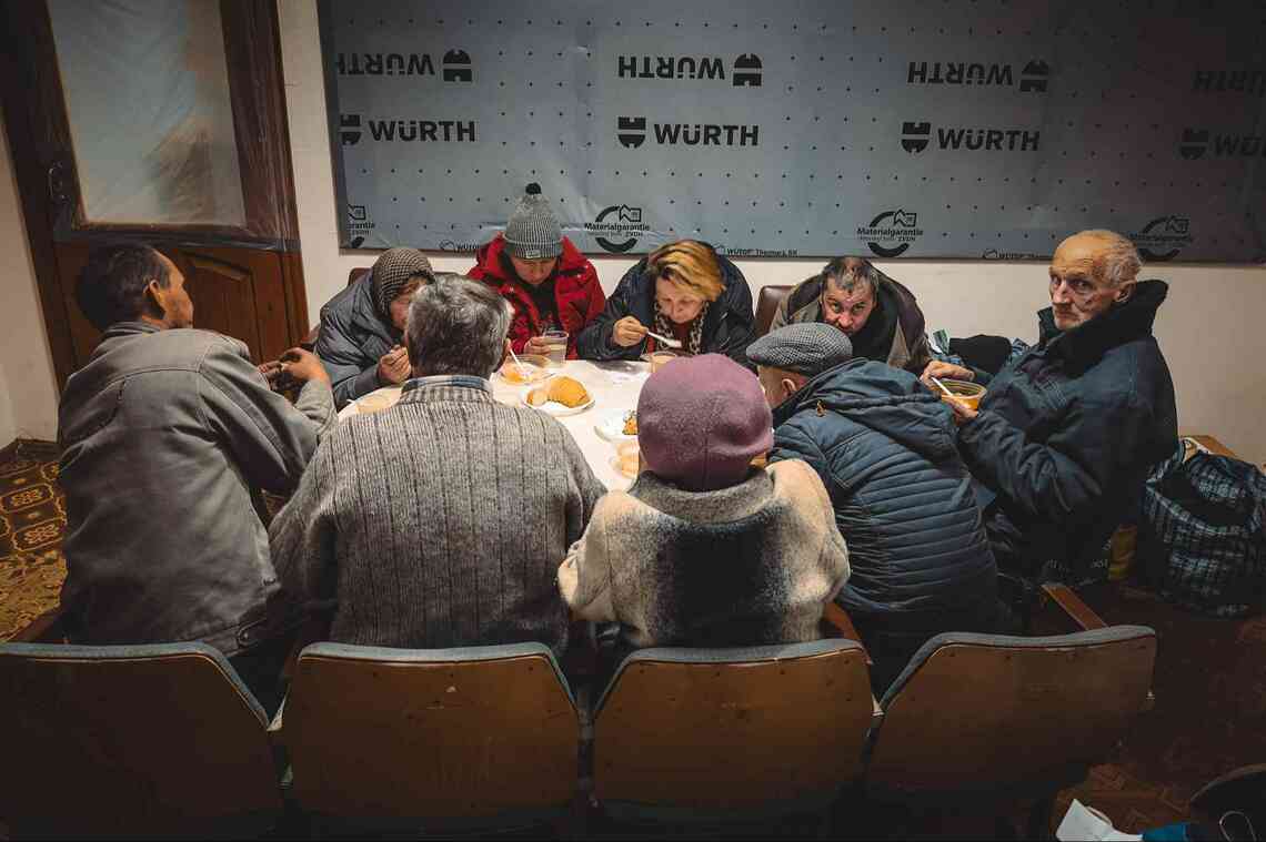 ボランティアが作った料理を食べるシベルスクの住民。3週間の立ち入り禁止処置により、外部からの支援を受けられなくなった。撮影は2023年12月5日（写真：筆者撮影）