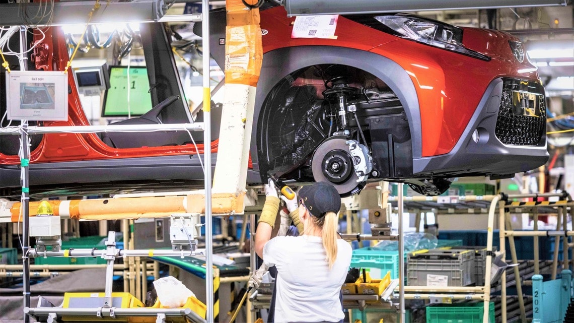 製造業の生産拠点は海外へ（トヨタのチェコ工場、写真・Bloomberg）