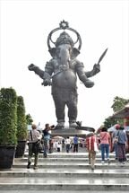 船を降りると巨大なガネーシャ像が出迎えた