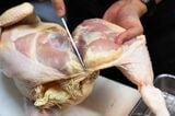 切り置きをせず、開店してから肉をさばき串に打つのが「中村屋」のスタイル。鶏は宮崎県から直送される霧島鶏を使用