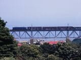 根府川の橋梁を渡る荷物列車＝1974年（撮影：南正時）