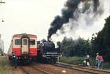 鉄道100年を記念して運転されたC57 1牽引の列車。総武本線松岸駅で気動車とすれ違う（撮影：南正時）