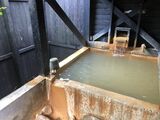 部屋付きの半露天風呂。源泉かけ流しで泉質抜群だ（筆者撮影）