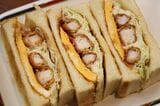 かなりのボリュームだが、食べられなかった分を持ち帰りにしたいとお願いすれば、パラフィン紙で包んでくれる（筆者撮影）