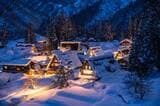 雪が降り積もった相倉合掌造り集落「五箇山」（写真：まちゃー／PIXTA）