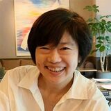 林 真未（はやし・まみ）中野区立白桜小学校教諭、ファミリーライフエデュケーター（家族支援職）、5つの子育てひろばと2つの子ども家庭支援センターを運営受託する子育て支援NPO法人「手をつなご」理事大学卒業後、雑誌記者を経て3人の子育て中にカナダ・ライアソン大学（現トロント州立大学）の通信教育で家族支援職資格を取得し、全国で講座・講演活動後、小学校教員に。現在も、教員の傍ら家族支援活動を継続中。著書に『困ったらここへおいでよ。日常生活支援サポートハウスの奇跡』（東京シューレ出版）、『子どものやる気をどんどん引き出す！低学年担任のためのマジックフレーズ』（明治図書）ほか、最新刊に『保護者「対応」をやめる 親と先生の新しい関係をつくる学級経営』（明治図書）（写真：本人提供）