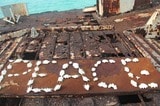 ぼろぼろの甲板に、海兵隊員らが貝殻で書いた「PEACE」（2014年8月、写真・柴田直治）
