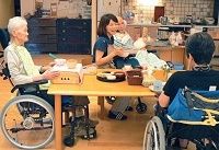 終(つい)の住処(すみか)は個室か相部屋か、低所得者対策で論争激化