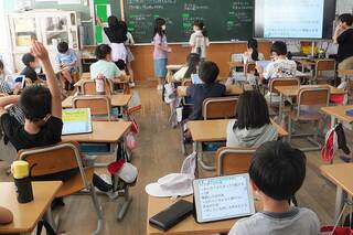 子どもたちが先生に代わってクラスメートに授業をする「自学・自習」