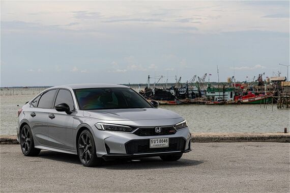 タイ仕様のシビック e:HEV RS。日本仕様の5ドアハッチバックとは異なり、5ドアセダンのボディとなる
