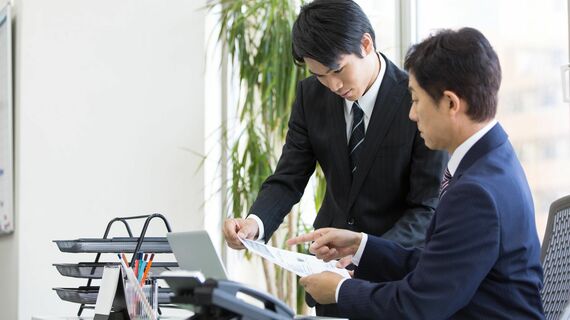 報告・連絡・相談は社会人の基本とされているが…(写真: EKAKI / PIXTA)